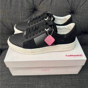 NWT Foot Petals Black and White women’s Sneakers size 6